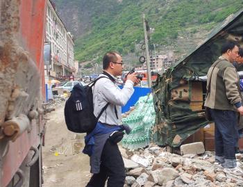 2013年4月，农民日报记者冯克在宝兴县青衣源桥边的雪山村临时安置点采访救灾物资发放情况