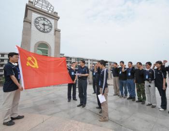2008年5月30日，农民日报汶川地震采访组在绵竹市汉旺镇汉旺广场举行重温入党誓词和火线入党仪式