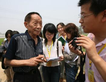 2007年5月，农民日报记者黄朝武在湖南长沙国家杂交水稻工程技术研究中心采访“杂交水稻之父”袁隆平
