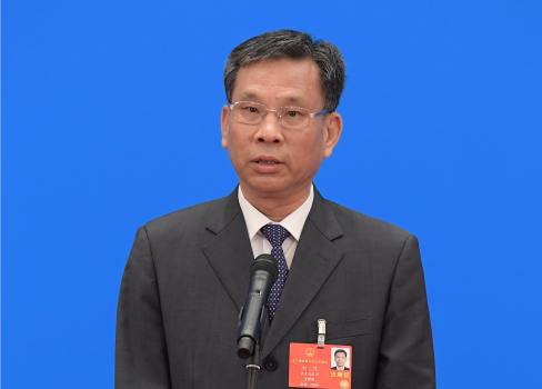 财政部部长刘昆通过网络视频方式接受采访