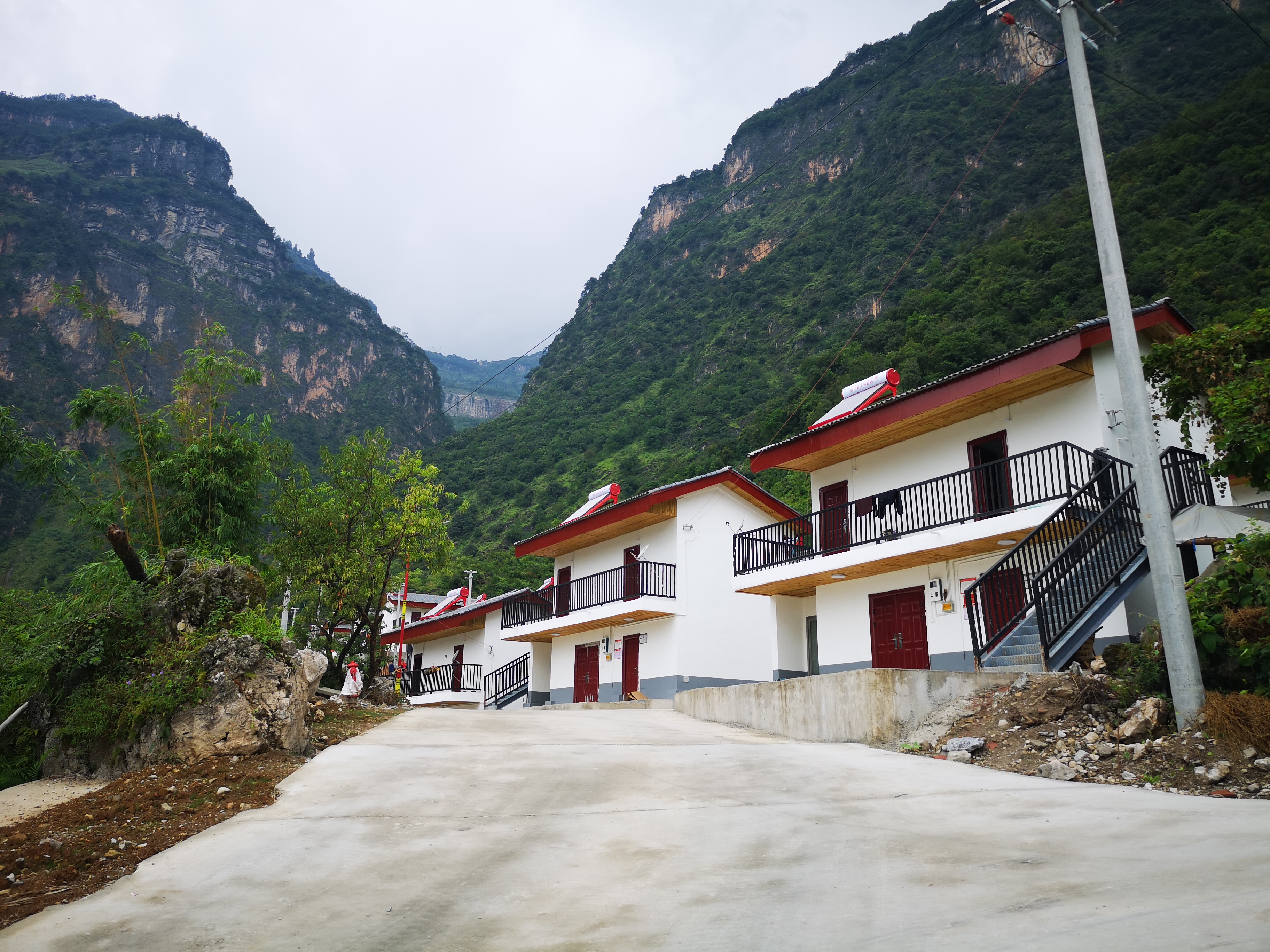 【路，是大山之光！阿布洛哈通村路引发山村巨变】