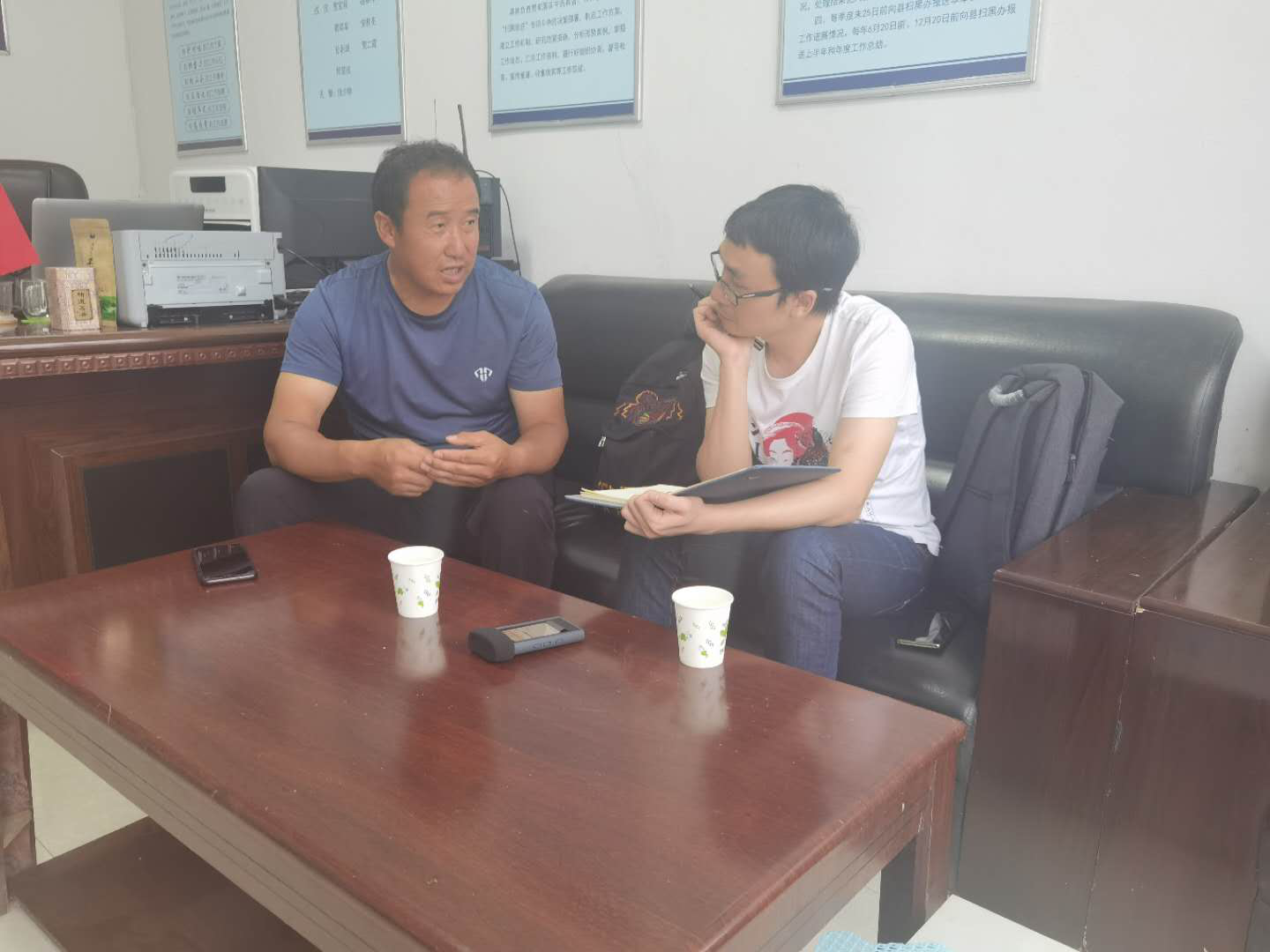 【吕梁山区】农民日报记者邓宝群（右）在采访小杂粮种植户（左）。
