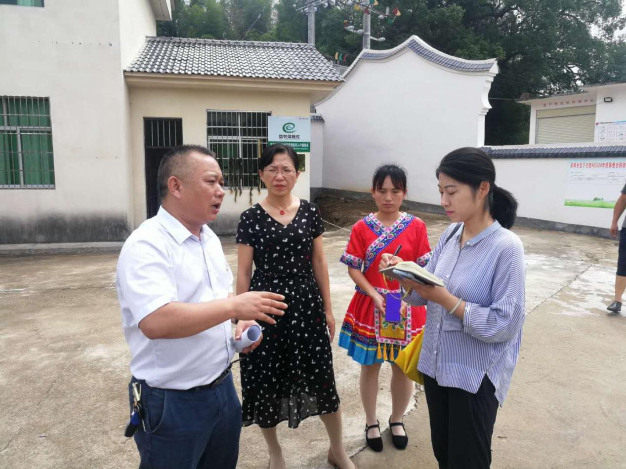 【罗霄山区】农民日报记者黄慧（右一）在采访