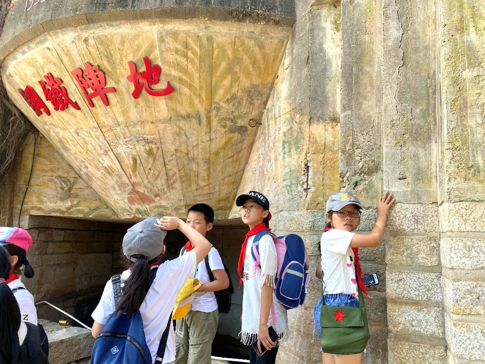 晋江小学生参观炮台遗址钢铁阵地