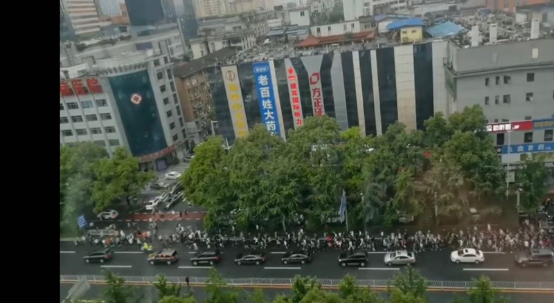 长沙街头万民雨中悼送袁隆平。吴砾星 摄.jpg