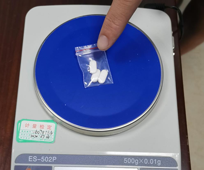 福建案例1   办案机关对查获的3粒“聪明药”进行称重_副本.png