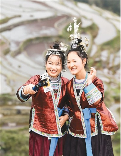 　图为贵州省从江县加榜乡加车村村民直播推介加榜梯田风光。.jpg