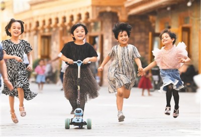 。图为孩子们在新疆和田市团城的鸽子巷玩耍。.jpg