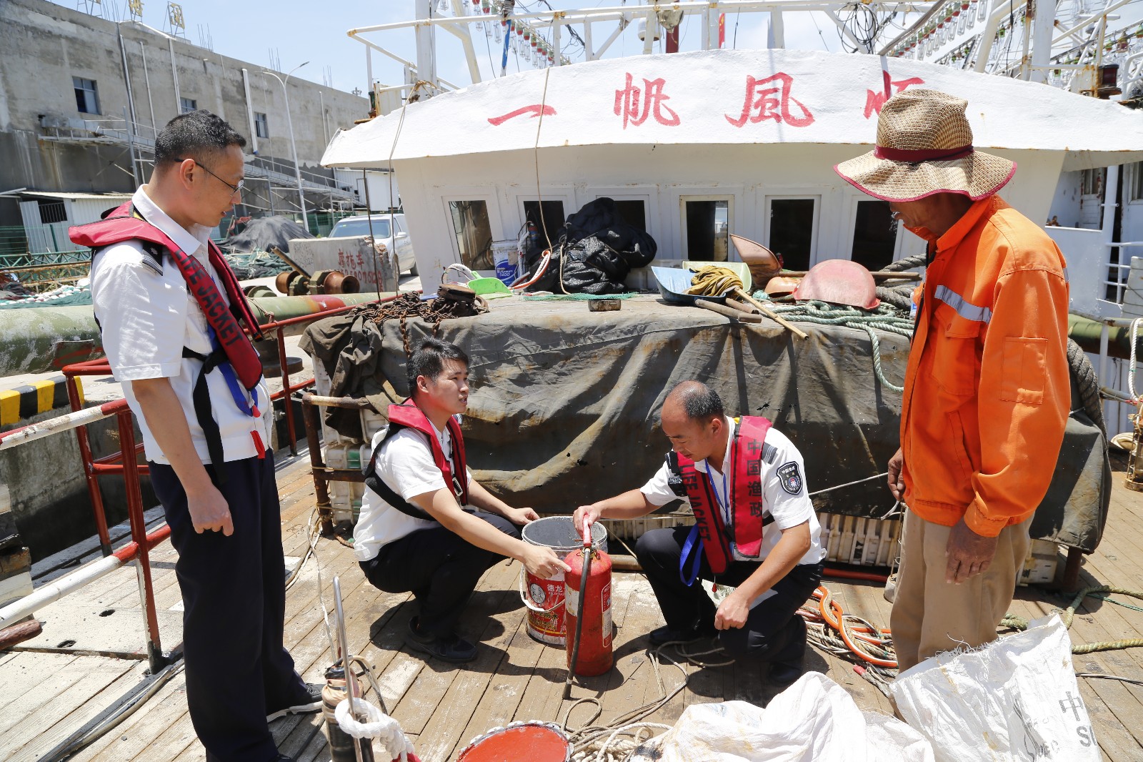 福建省海洋与渔业执法人员在霞浦县三沙中心渔港开展渔船安全生产隐患排查.JPG