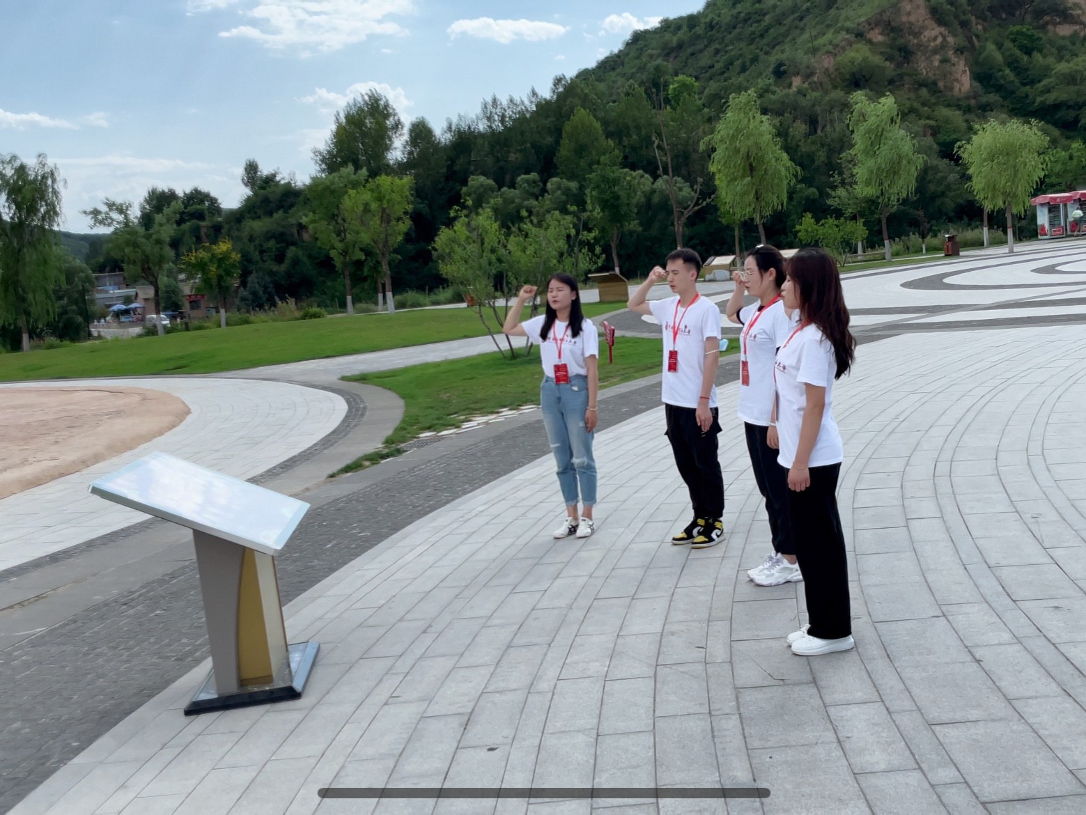 图3 （2）队员们在党徽广场重温入党誓词.JPG