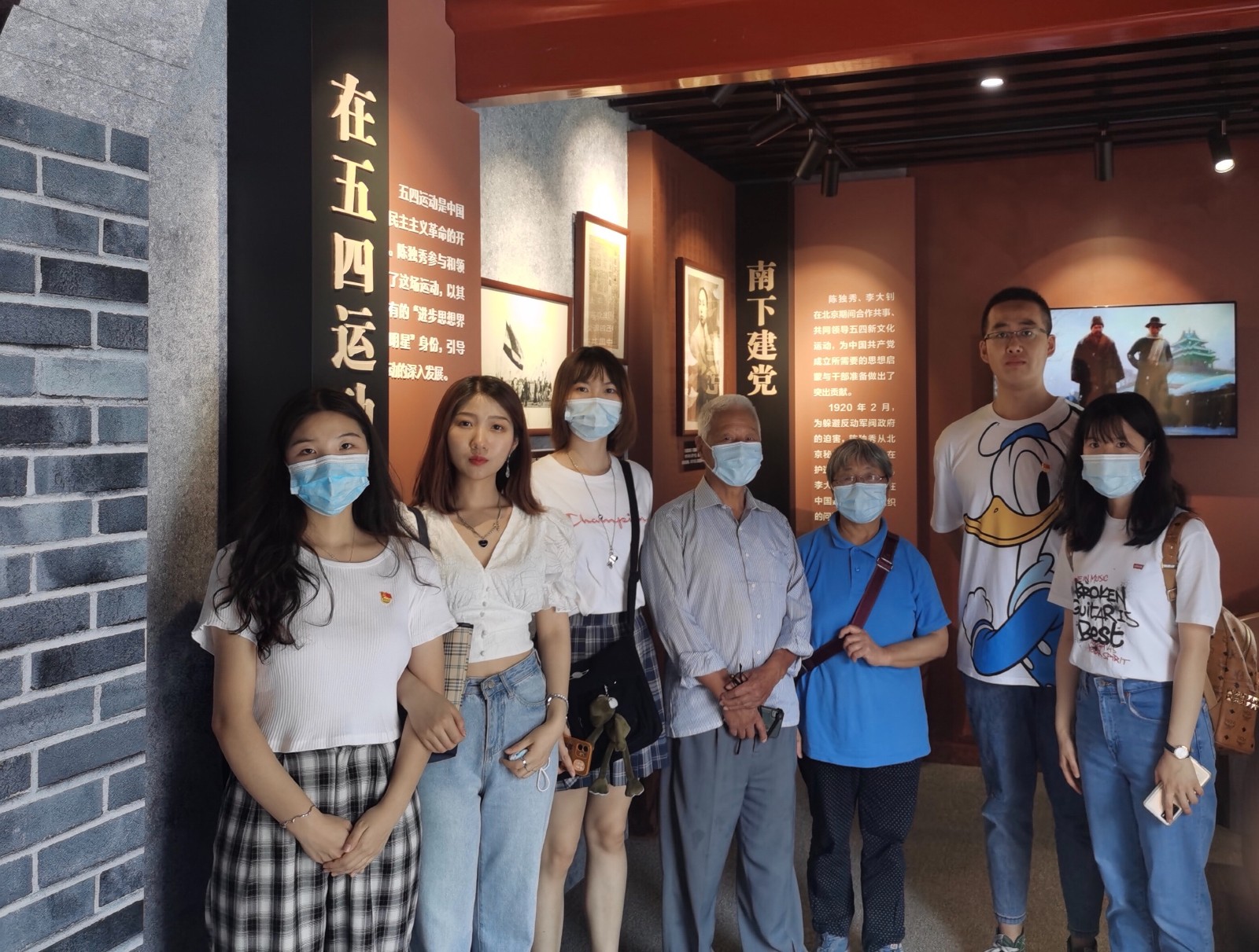 图2 在陈独秀故居采访老支书.jpg