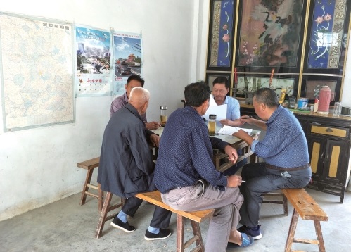 村干部入户采集村民信用信息。　资料图.jpg