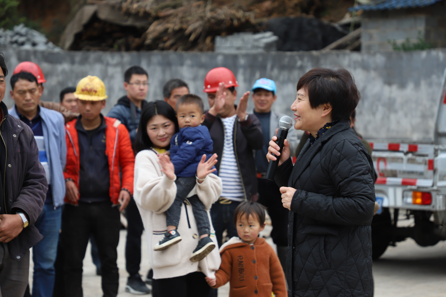 2021年两会结束后，余留芬回到岩博村给村民宣讲两会精神.png