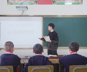 村小来了“00后”班主任