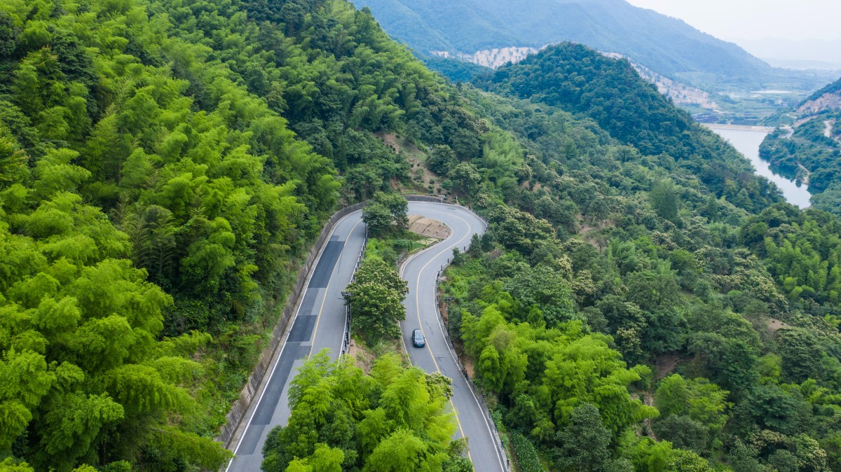 乡村道路沿途皆是好风景