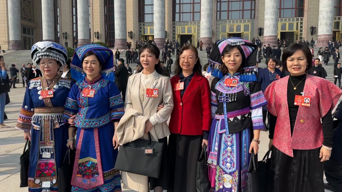女性代表委员们在人民大会堂前合影留念