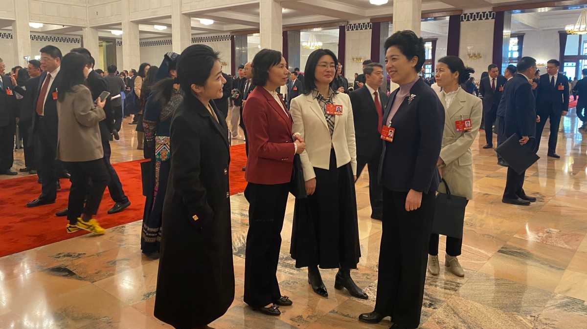 参加会议的女代表们在会前交流