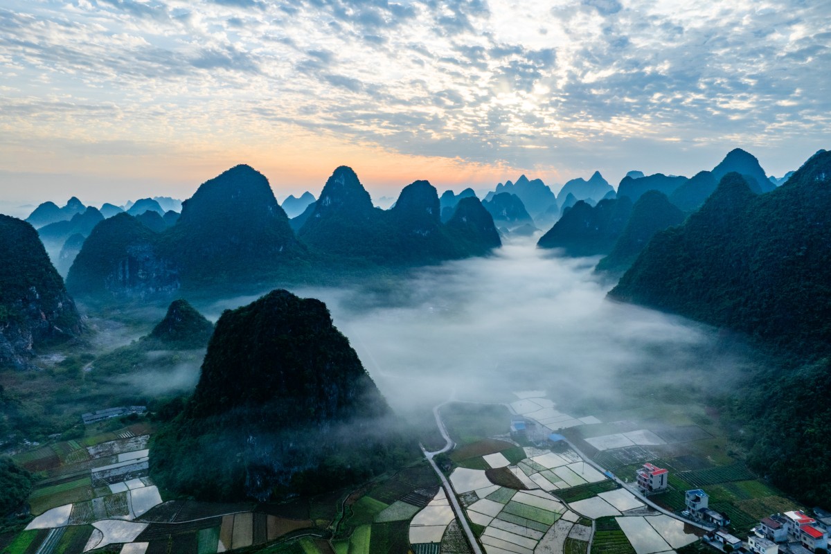 广西荔浦：雨后喀斯特峰林景美如画
