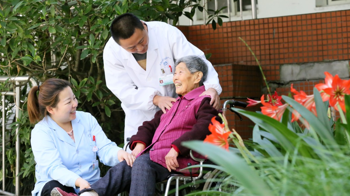 四川乐山：养老院义诊 喜迎“护士节”