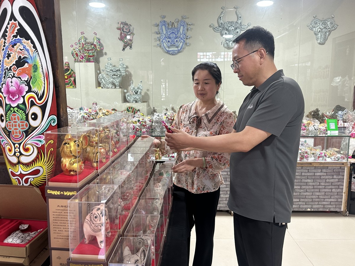 陕西宝鸡市凤翔区城关镇：小泥塑捏出共富路