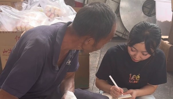 老人石松福现碾新米30斤，只为乡亲吃口热乎的
