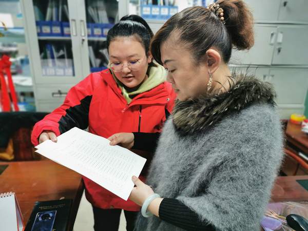 朱敏核实协作队伍农民工工资。.jpg