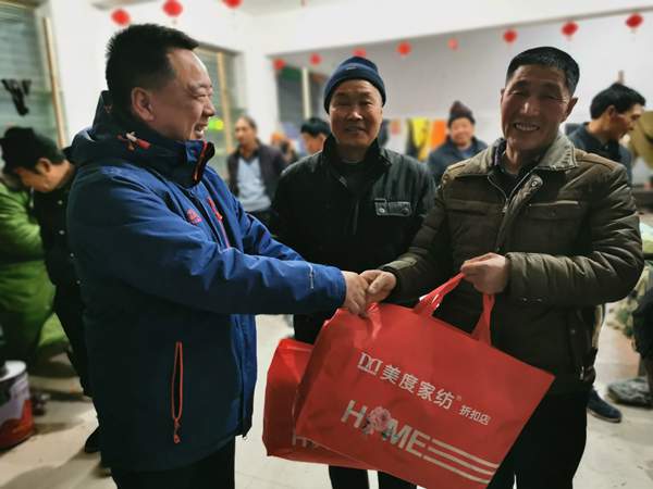 徐克志慰问即将返乡的农民工。.jpg