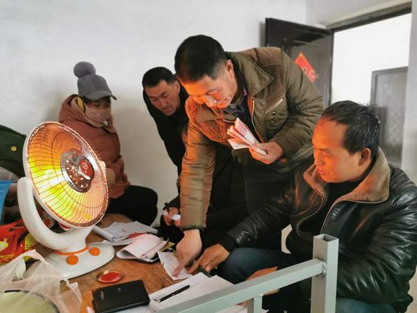 张喜中领取工资。.jpg