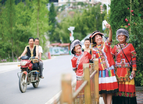 而今迈步越小康