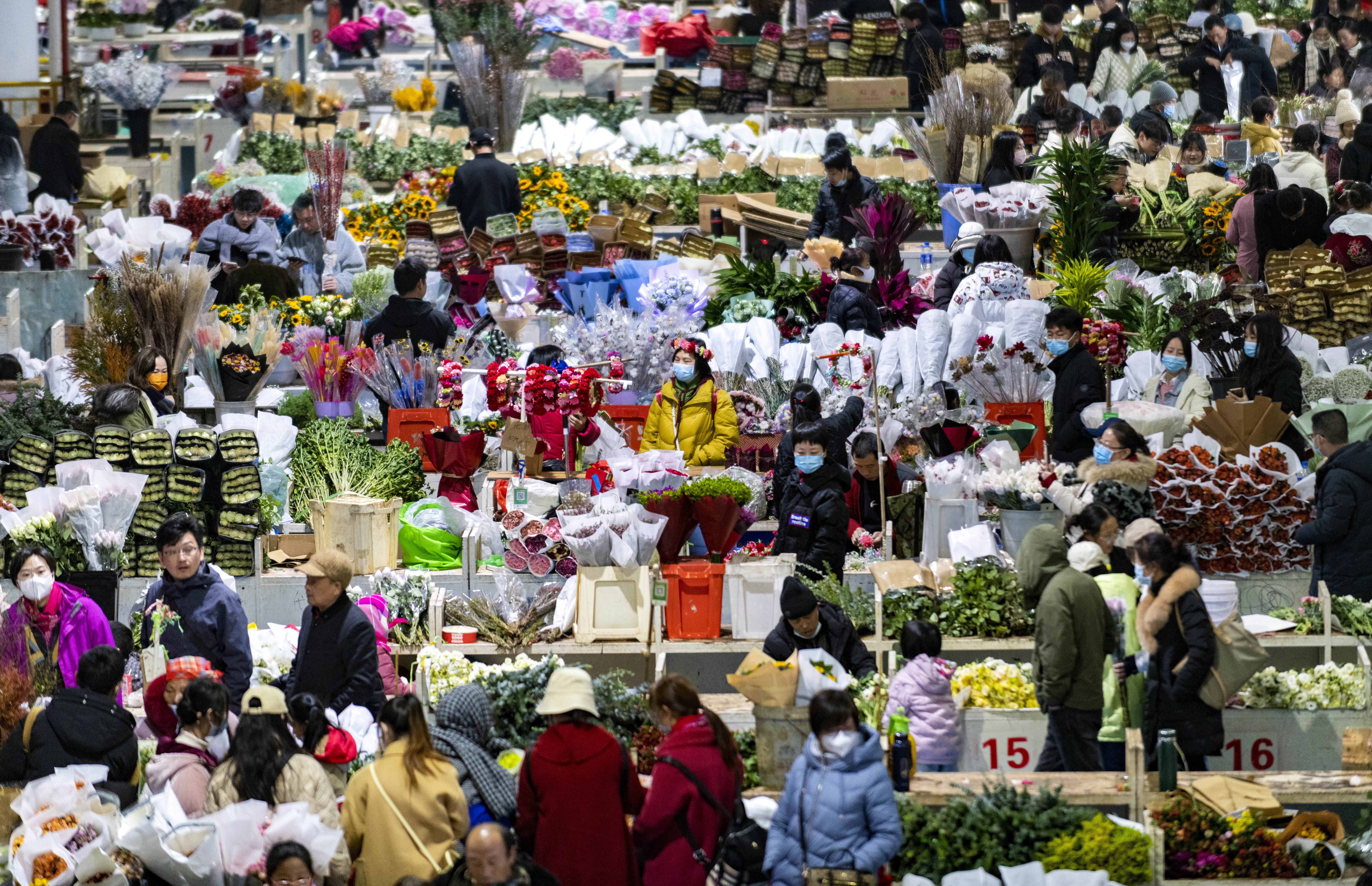 云南昆明：买鲜花 度佳节
