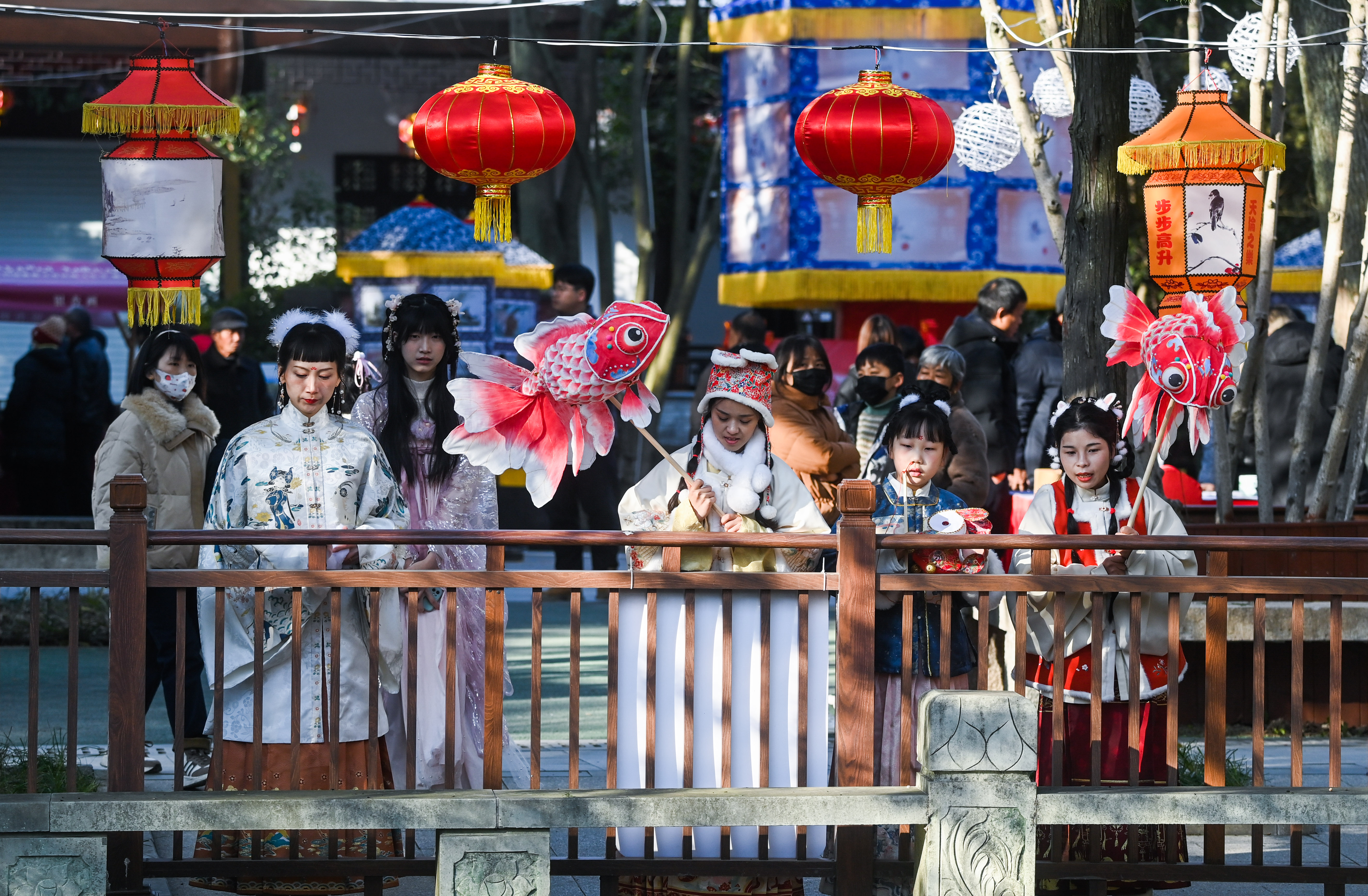 江南古镇百年元宵民俗“鳌山灯会”亮灯
