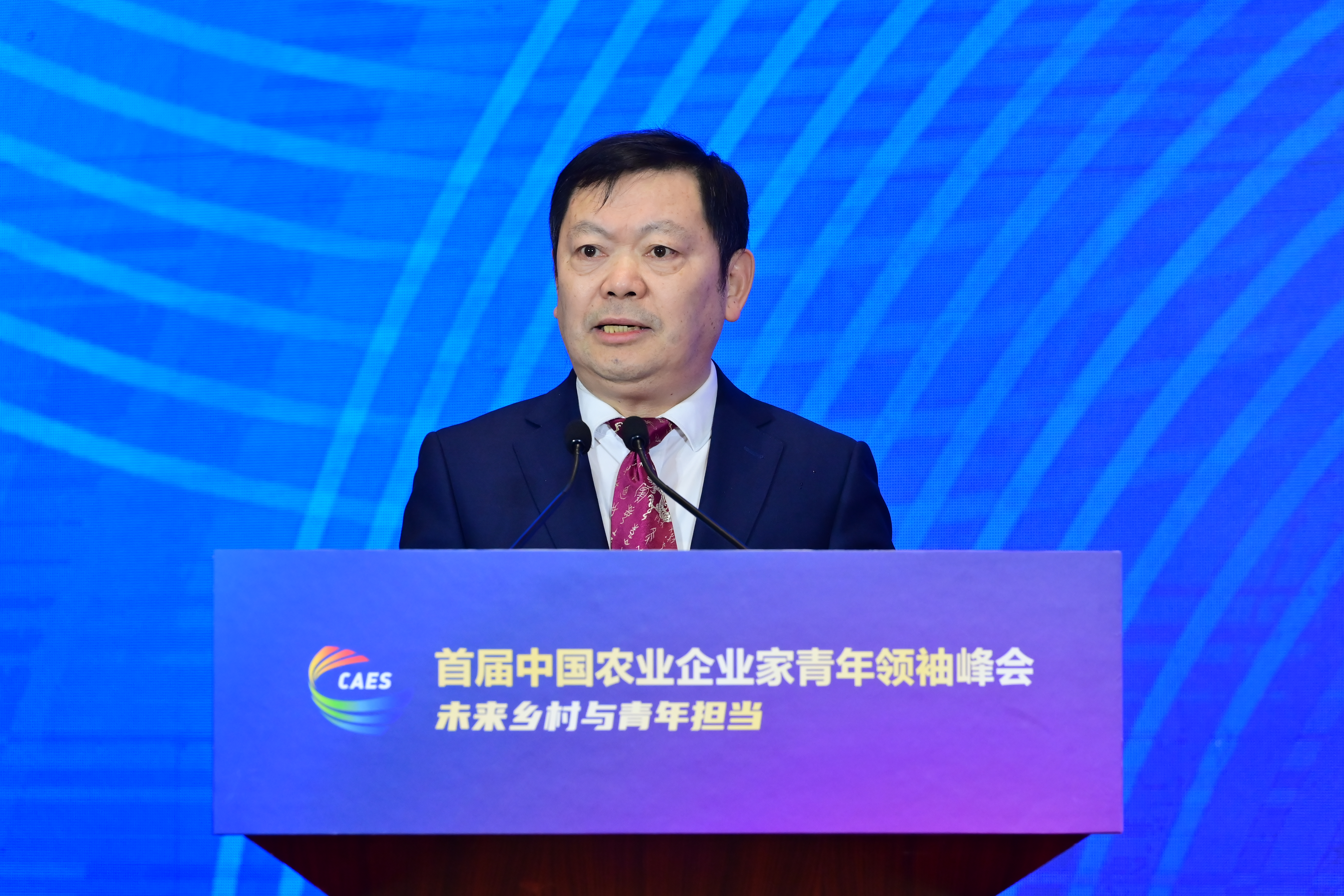 中国农业风险管理研究会常务副会长唐园结主持峰会