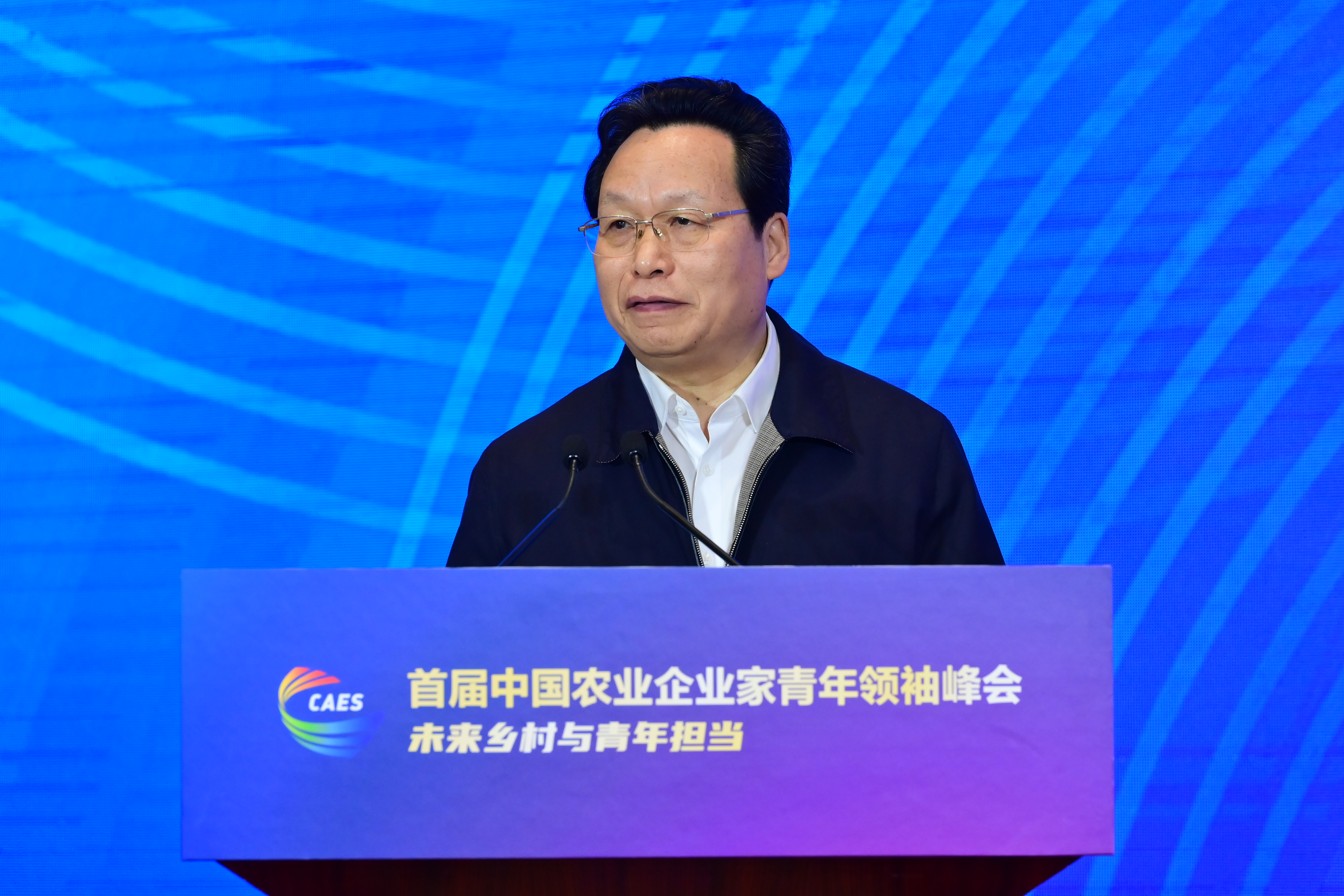 民盟中央副主席谢经荣发言