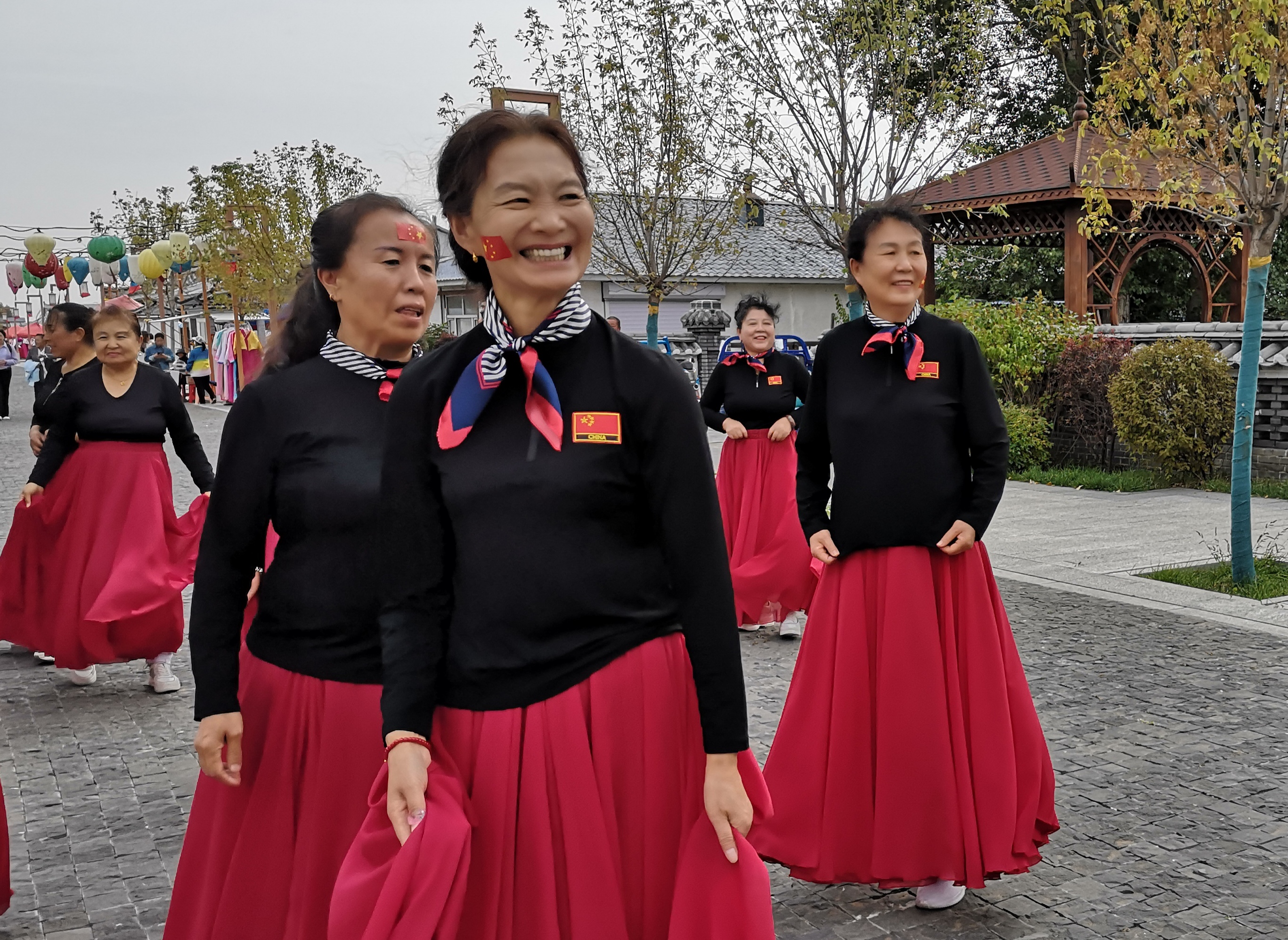 内蒙古乌兰浩特三合村村民喜迎国庆